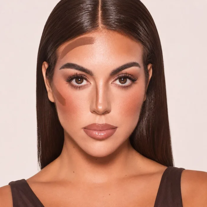 Modelo con maquillaje de contorno y labios nude